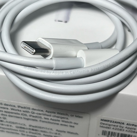 AirPods Pro BOX + oem charger cable + covers - Picture 5 of 7